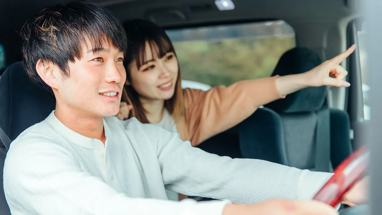 ドライブ中のカップルのイメージ