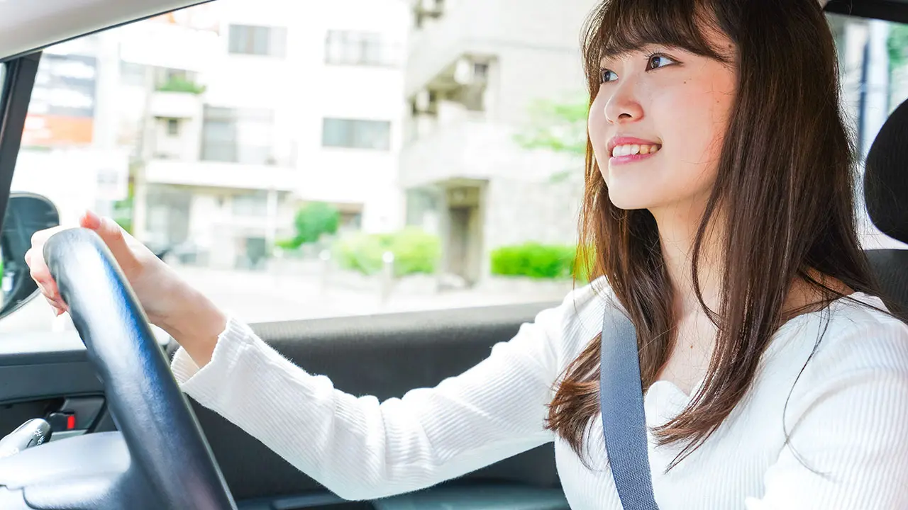 運転中の女性のイメージ